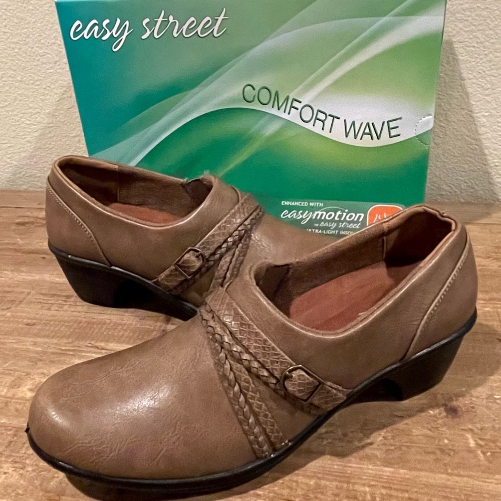 Easy Street Titan Taupe Comfort Wave Clogs